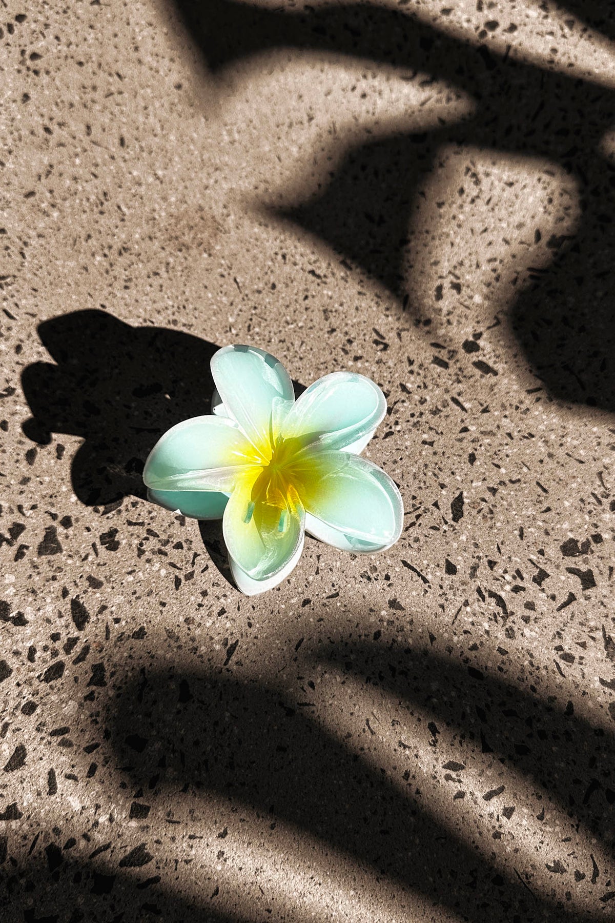 Ayni Frangipani Claw Clip Blue