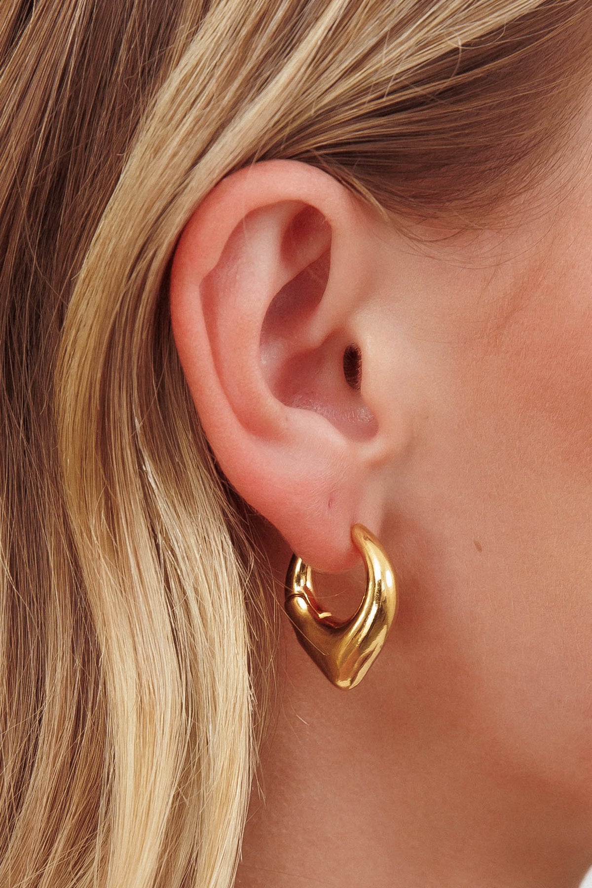 Eternal U-Shape Huggie Earrings Gold