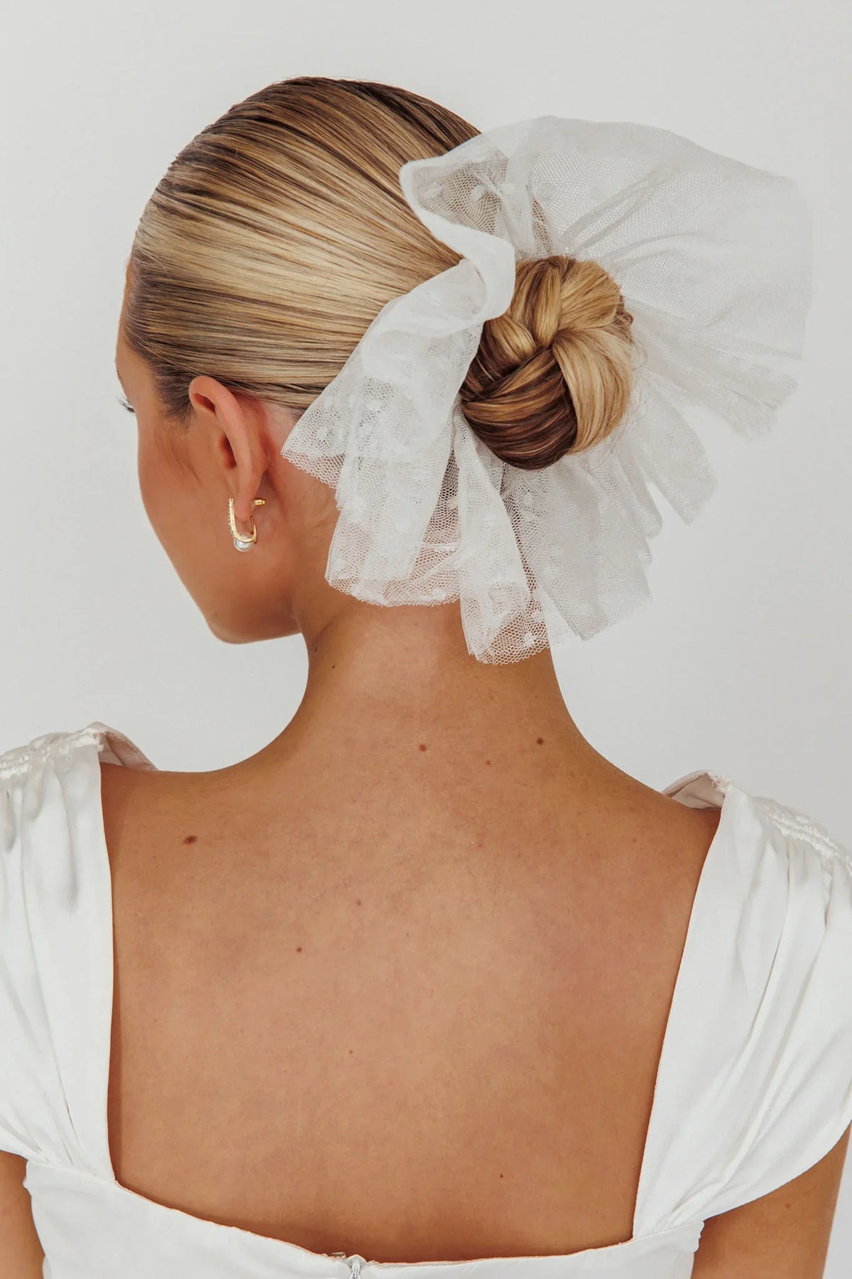 Hoda Lace Scrunchie White