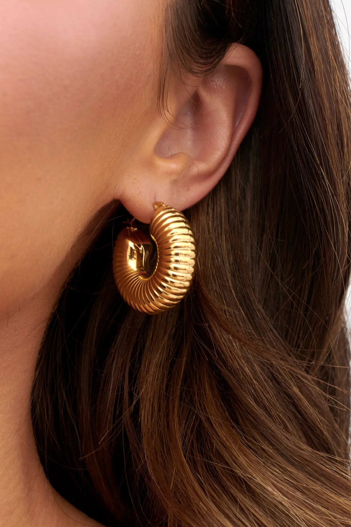 Tammi Chunky Ribbed Hoop Earrings Gold